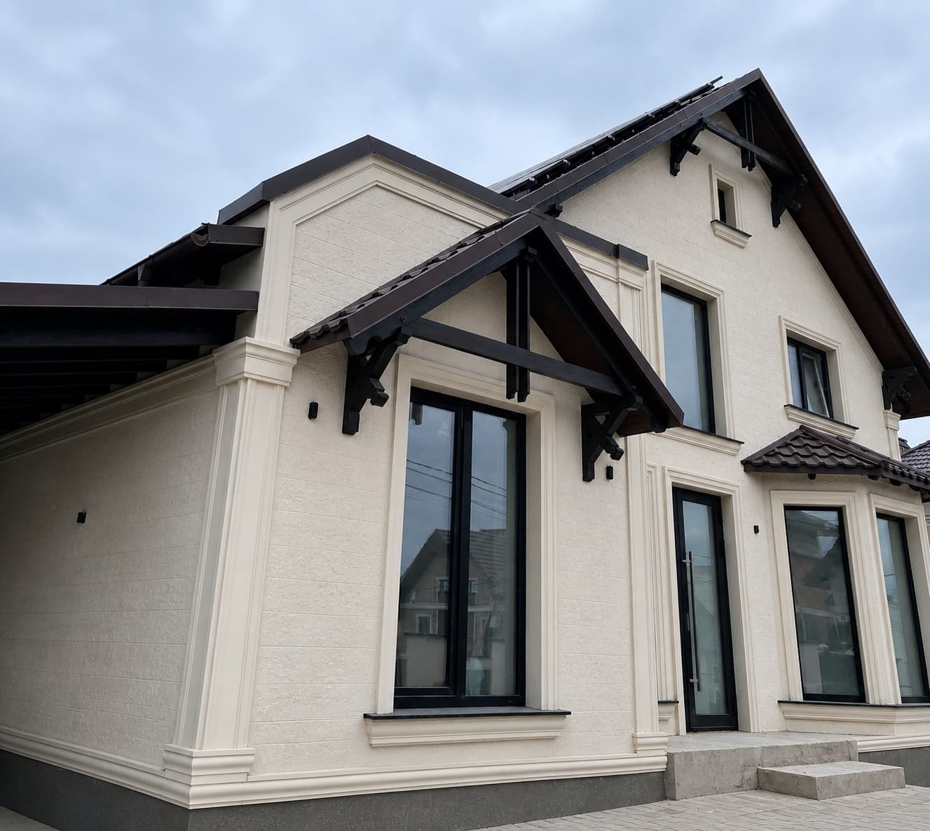 Ialoveni — the facade of a mansion clad in flexible tiles — 5