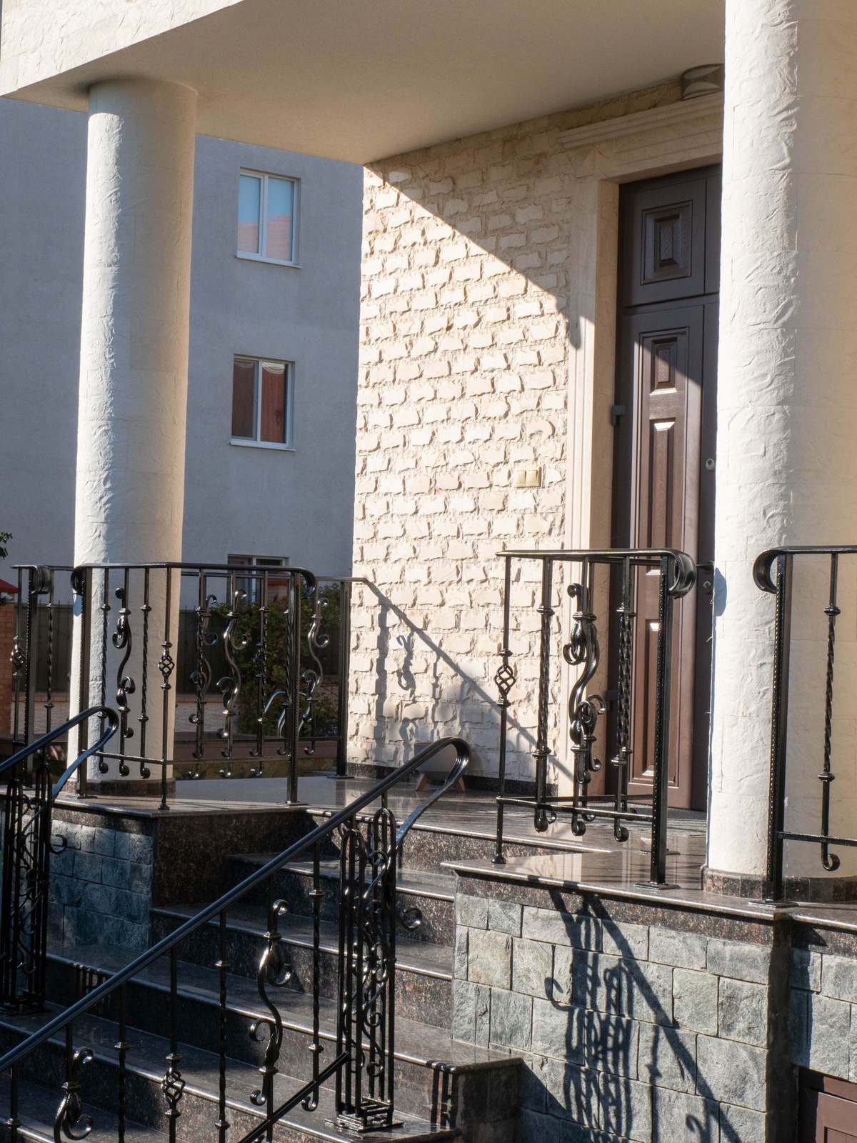 Colonne ronde près de l'entrée, habillée de pierre flexible sur tout son rayon