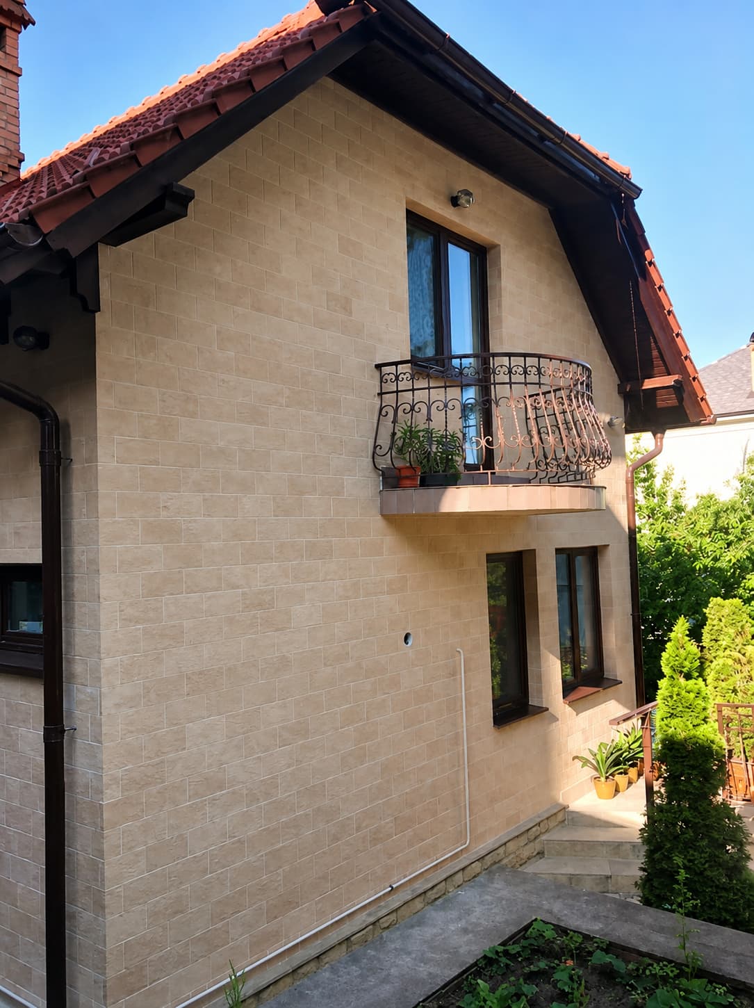 Flexible stone facade — private house in Germany — 2