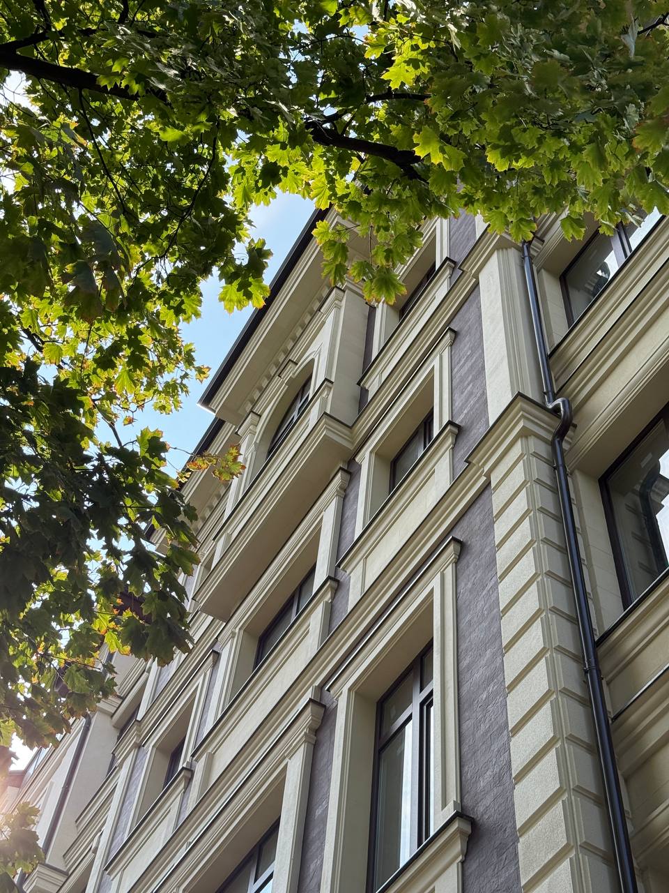 Flexible stone on the Crema De la Crema facade — 10
