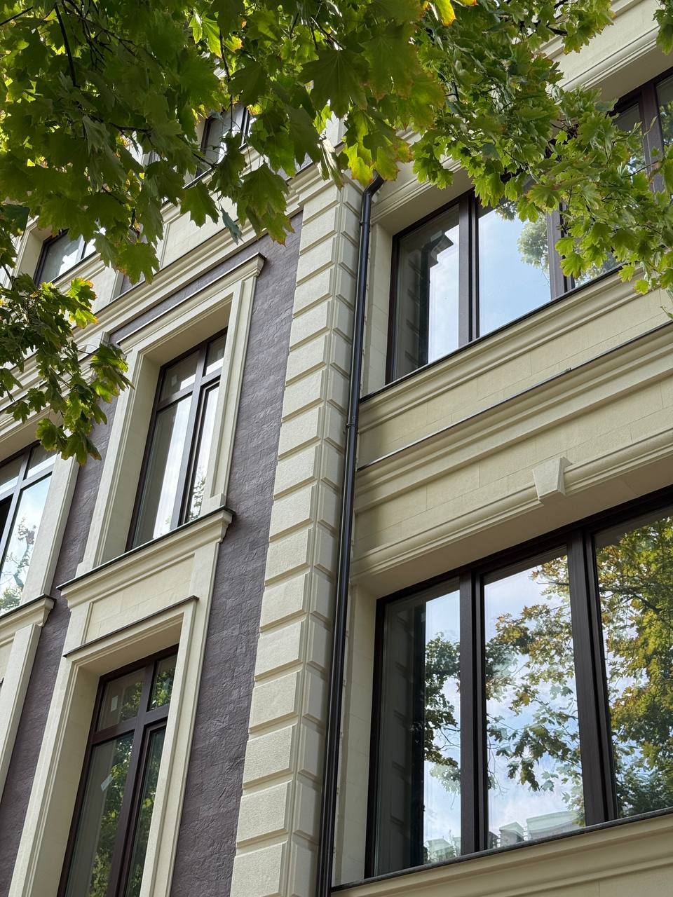 Flexible stone on the Crema De la Crema facade — 11