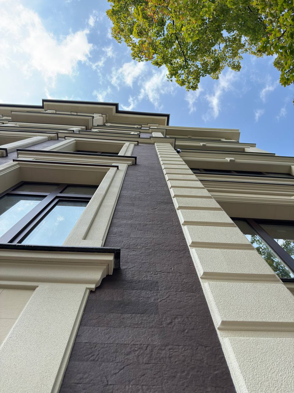 Flexible stone on the Crema De la Crema facade — 13