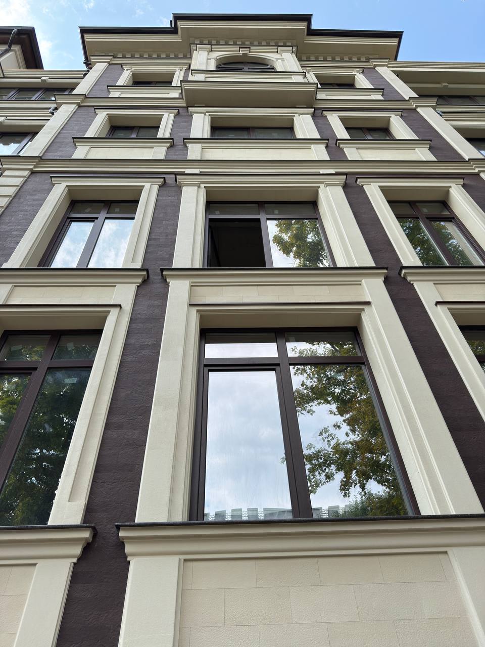 Flexible stone on the Crema De la Crema facade — 16