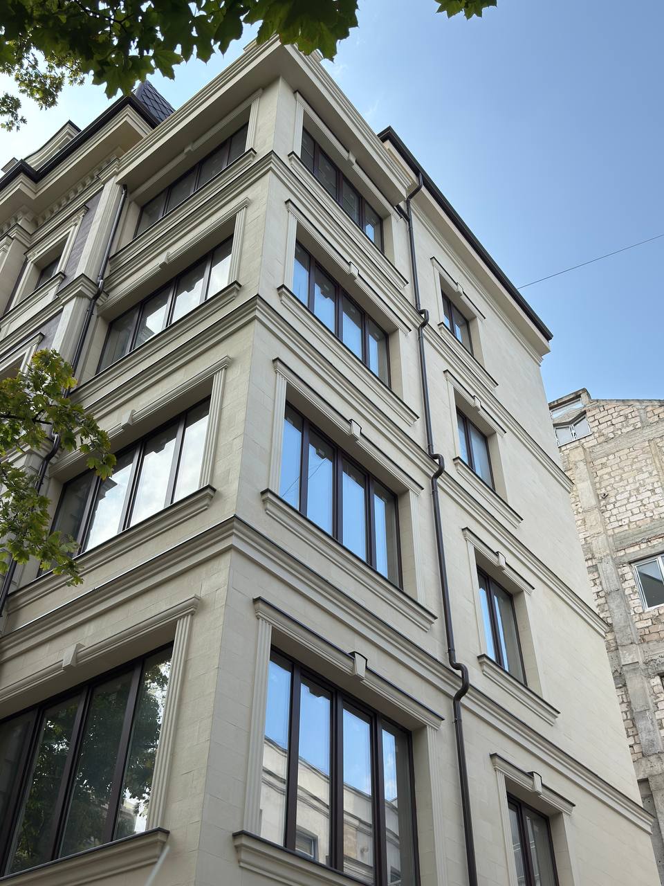 Flexible stone on the Crema De la Crema facade — 15