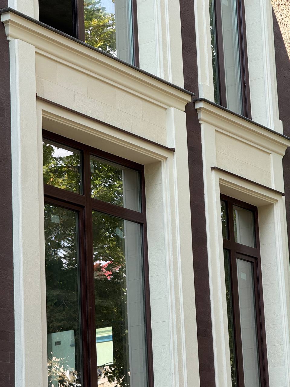 Flexible stone on the Crema De la Crema facade — 17