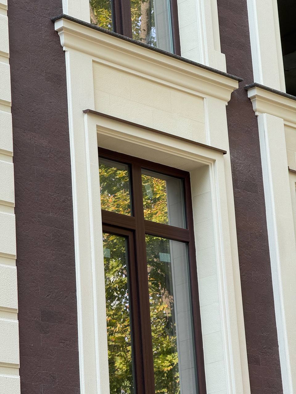 Flexible stone on the Crema De la Crema facade — 18