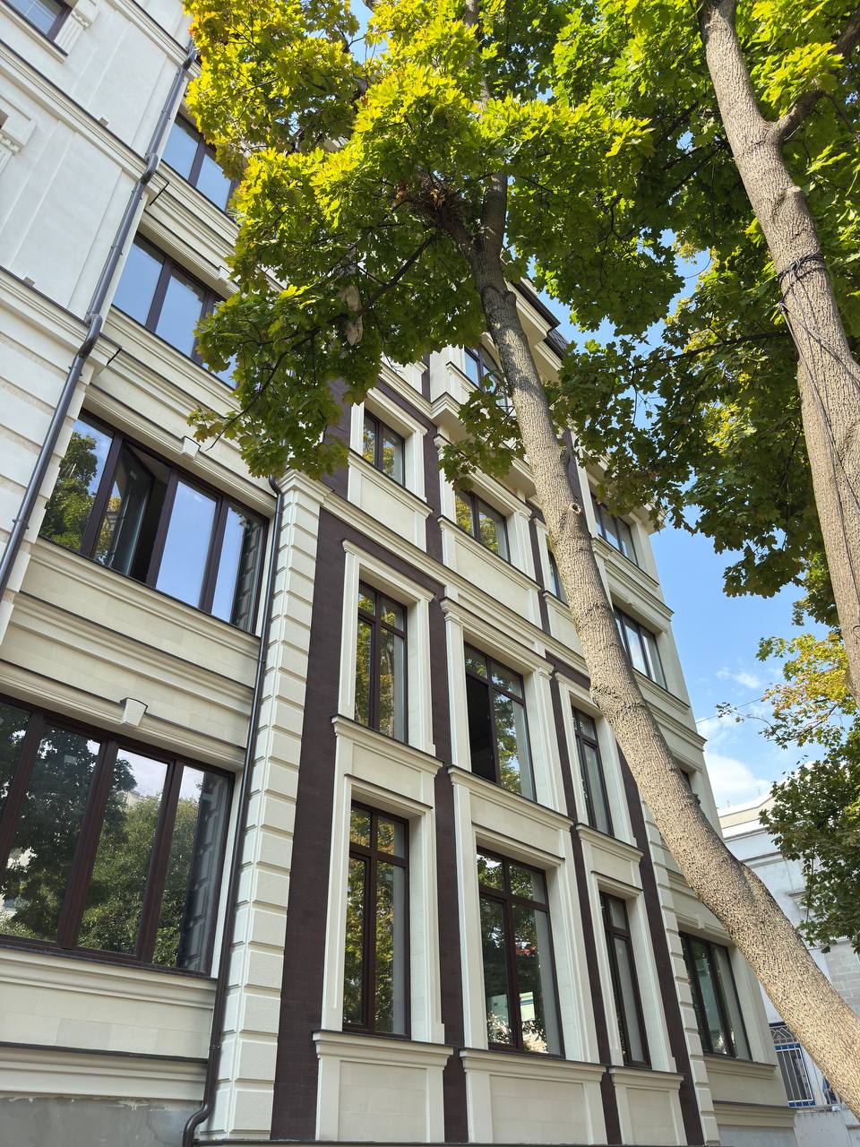 Flexible stone on the Crema De la Crema facade — 20