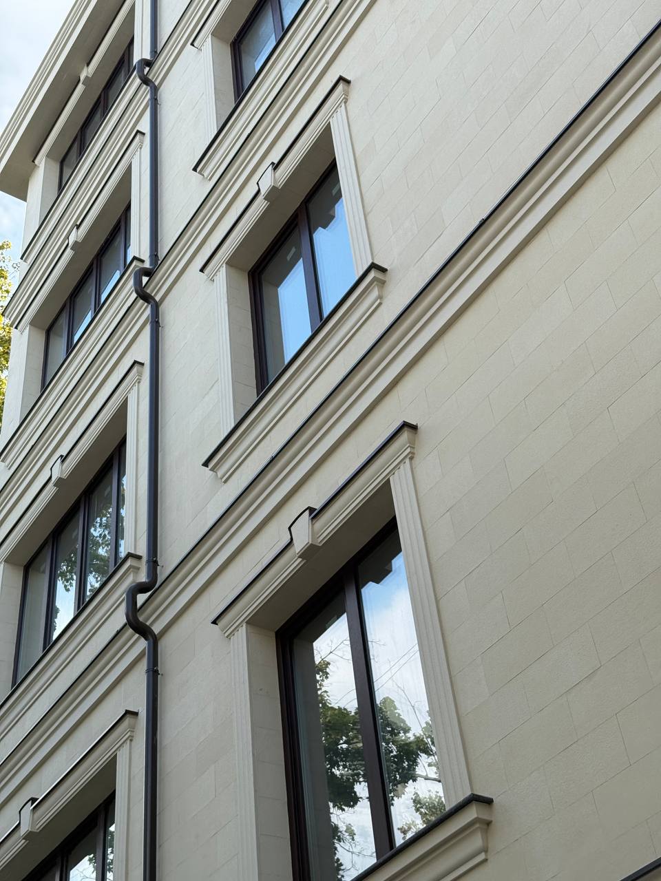 Flexible stone on the Crema De la Crema facade — 2