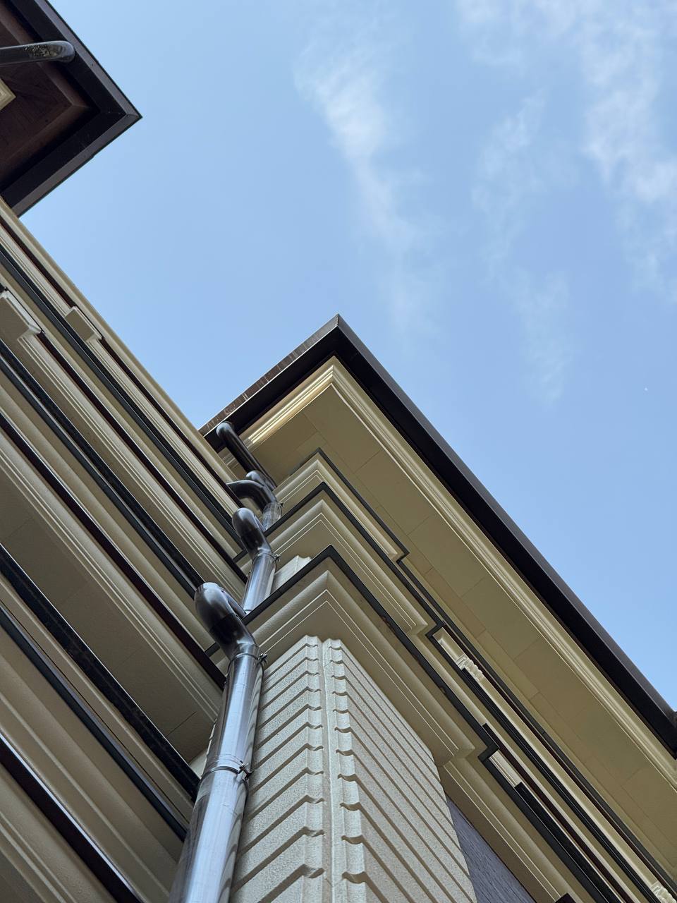 Flexible stone on the Crema De la Crema facade — 19