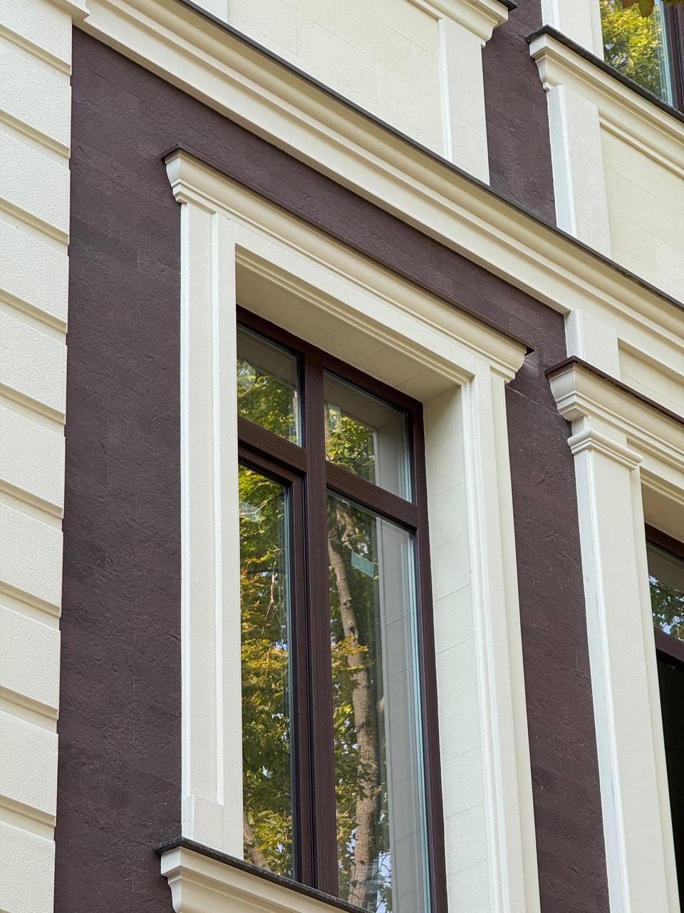 Flexible stone on the Crema De la Crema facade — 21