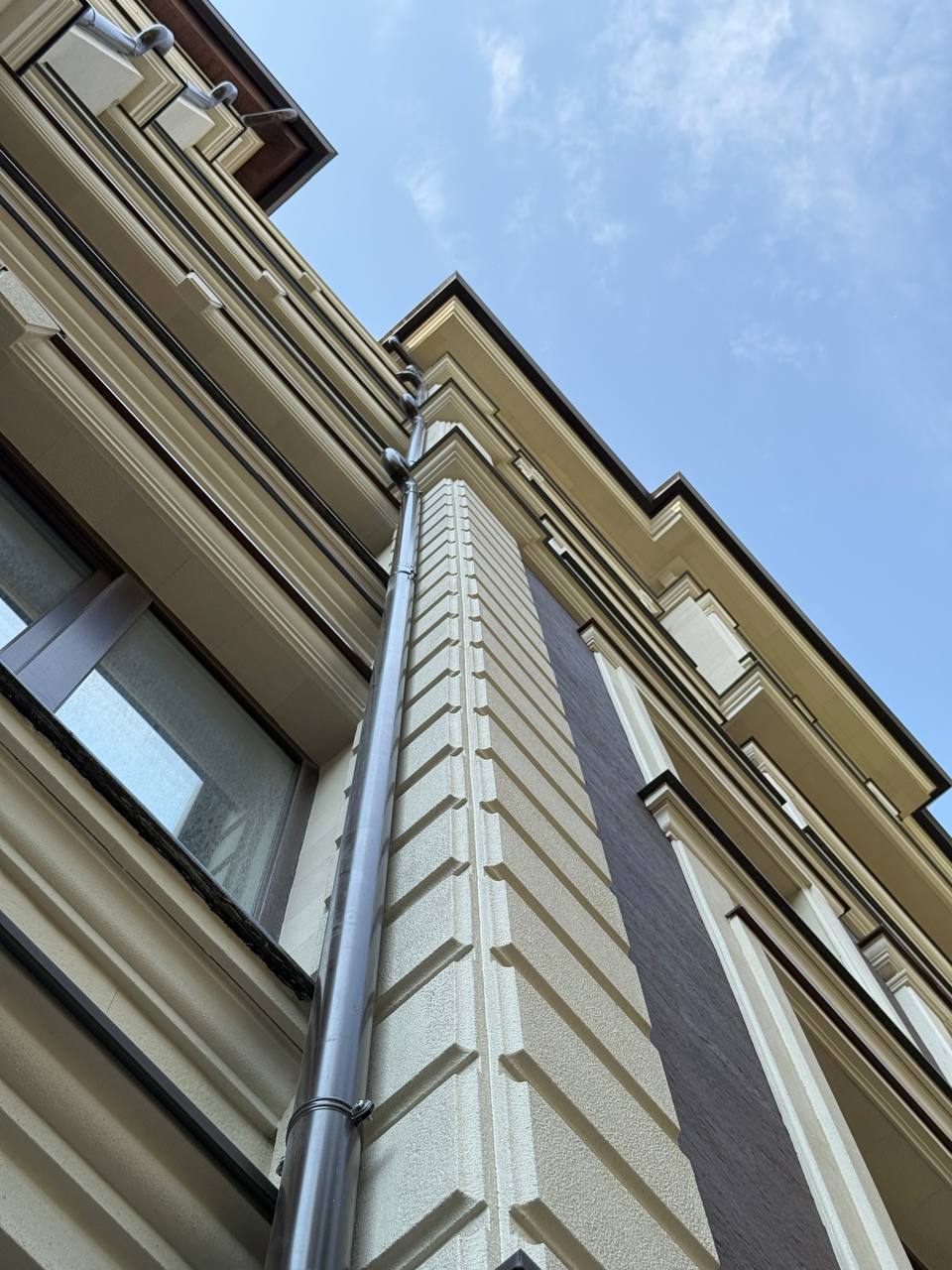 Flexible stone on the Crema De la Crema facade — 22
