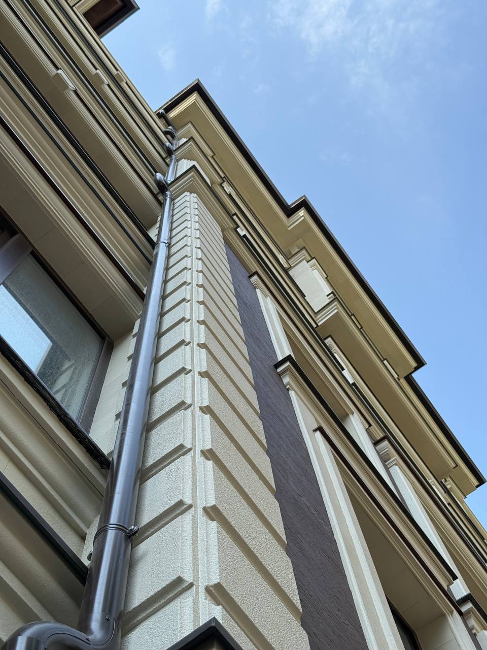 Flexible stone on the Crema De la Crema facade — 23