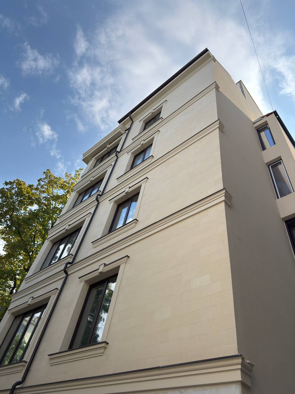 Flexible stone on the Crema De la Crema facade — 3