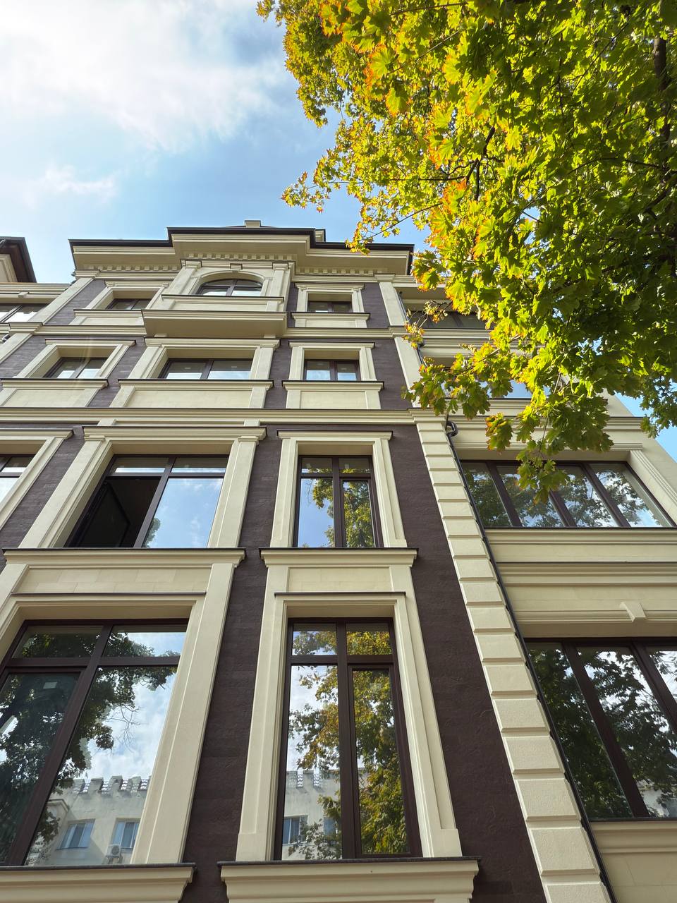 Flexible stone on the Crema De la Crema facade — 4