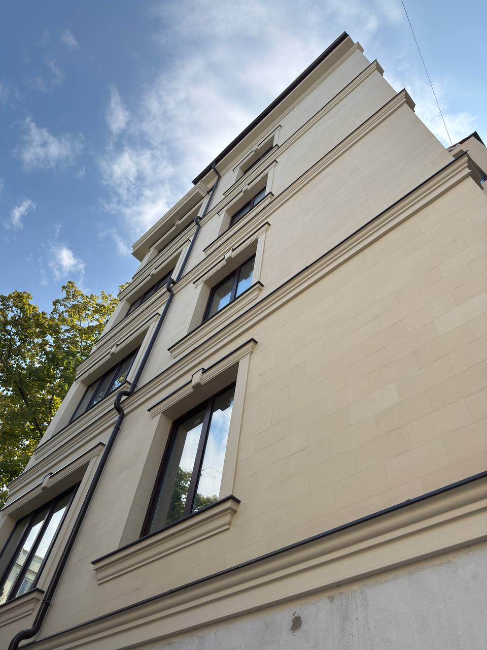 Flexible stone on the Crema De la Crema facade — 5