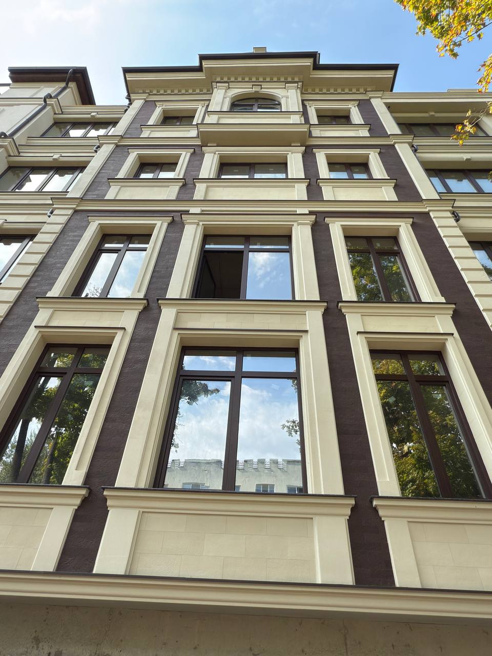 Flexible stone on the Crema De la Crema facade — 6