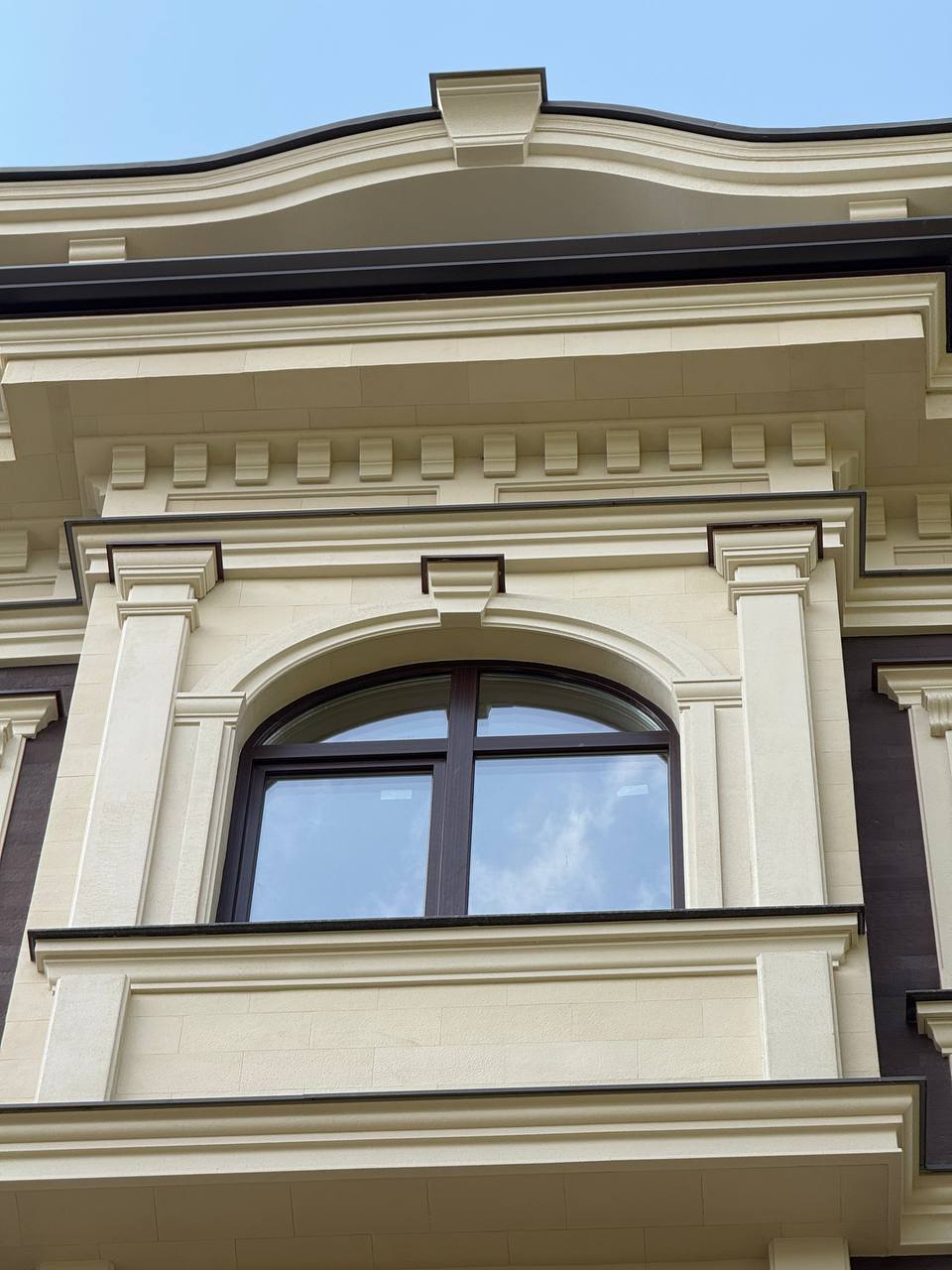 Flexible stone on the Crema De la Crema facade — 7