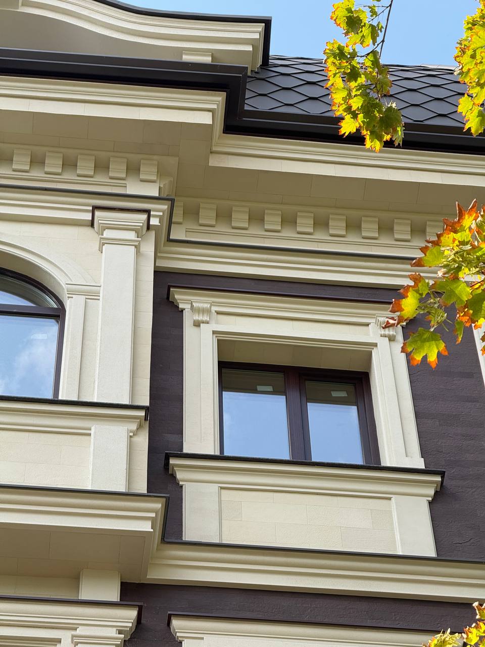 Flexible stone on the Crema De la Crema facade — 8