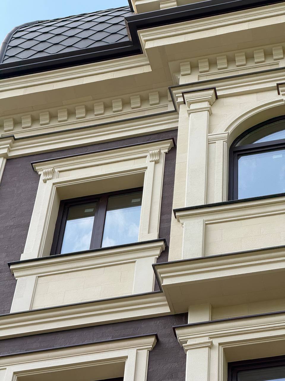 Flexible stone on the Crema De la Crema facade — 9