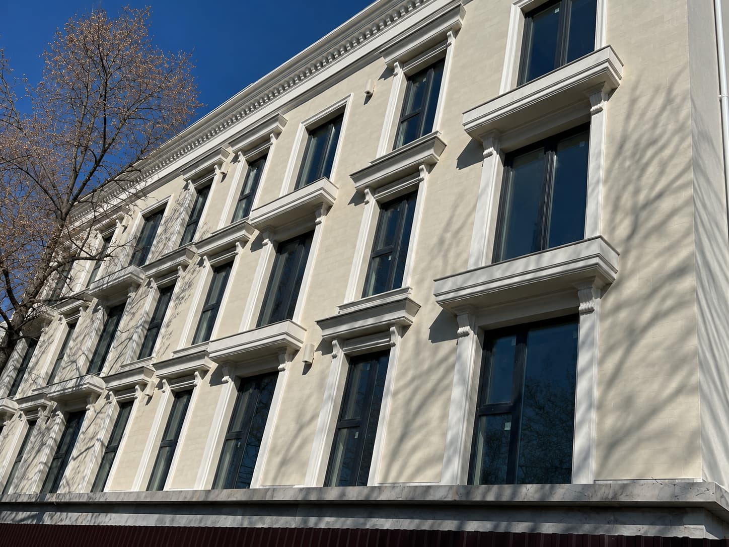 Flexible panels — multi-storey building in the city centre — 3