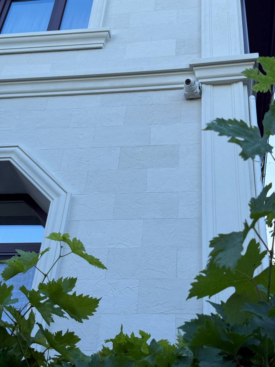 Flexible stone tiles for façades — house in Primaverii — 1