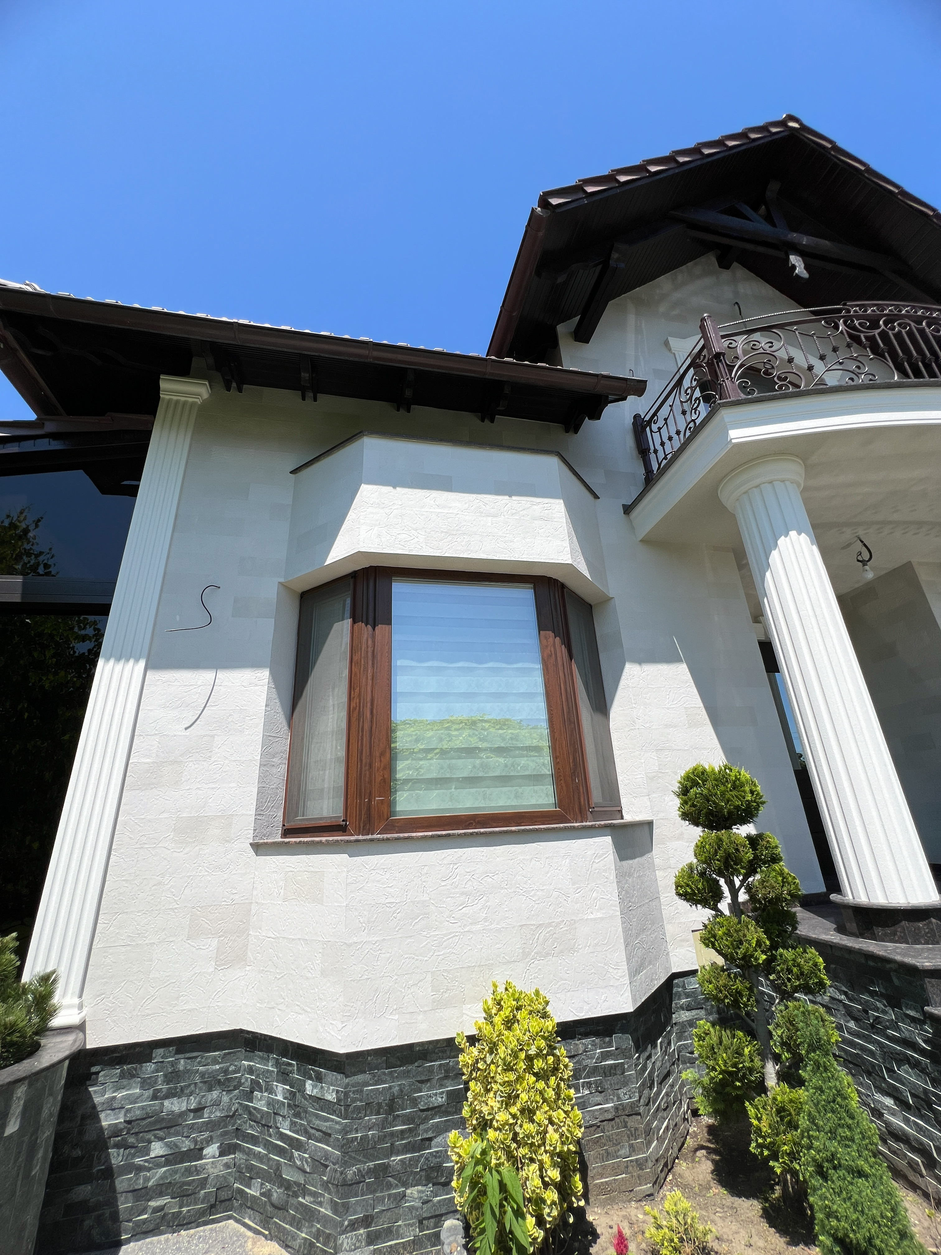 Flexible stone — the extended facade of a complex — 11
