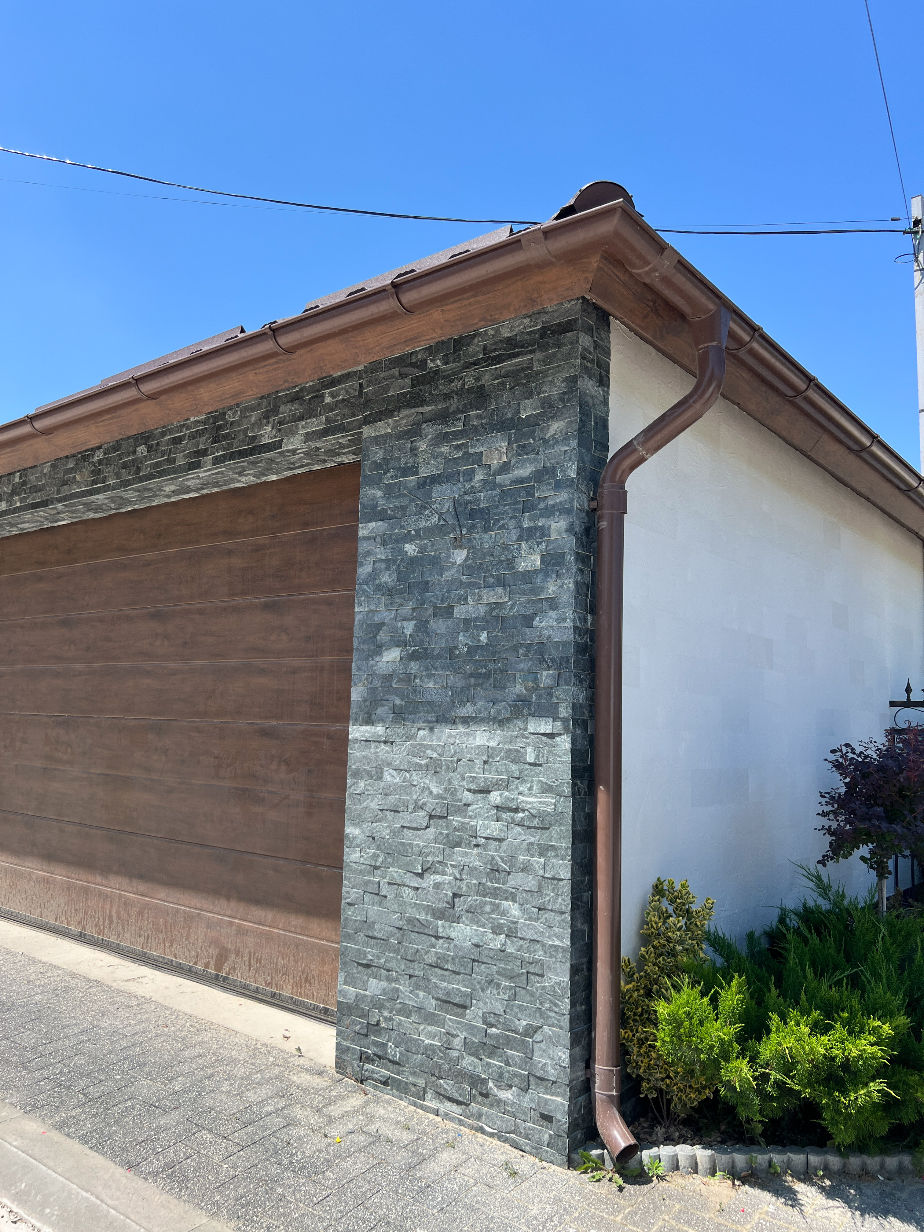 Flexible stone — the extended facade of a complex — 14
