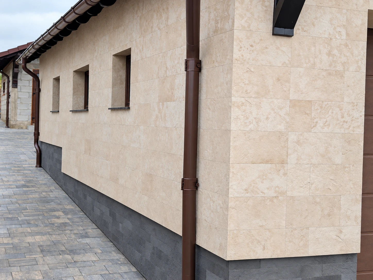 Flexible stone — private house with a light facade — 2
