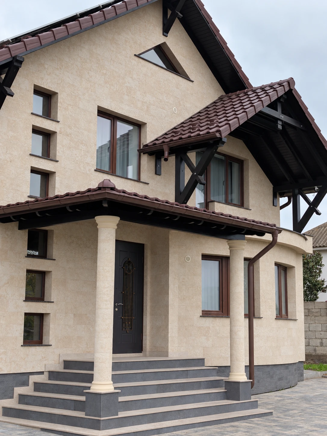 Flexible stone — private house with a light facade — 3