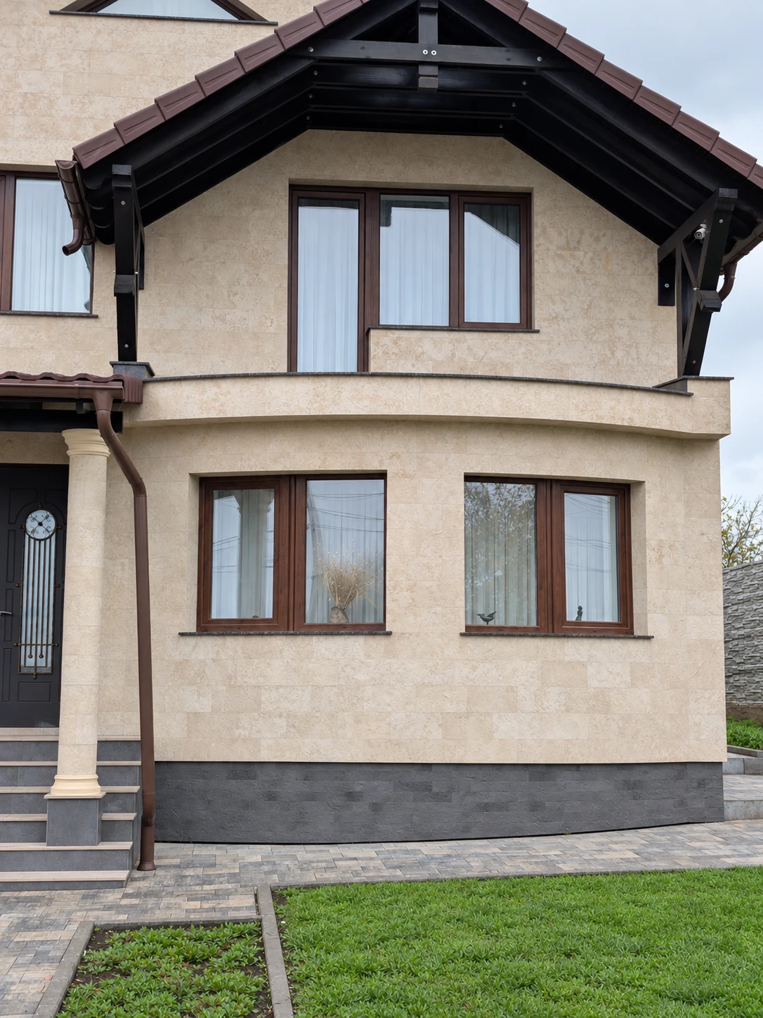 Flexible stone — private house with a light facade — 6